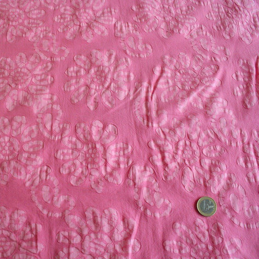 Tissu de coton batik gaufré OCÉANIE aux fleurs roses pâles, fond rose - TissusPapi.com