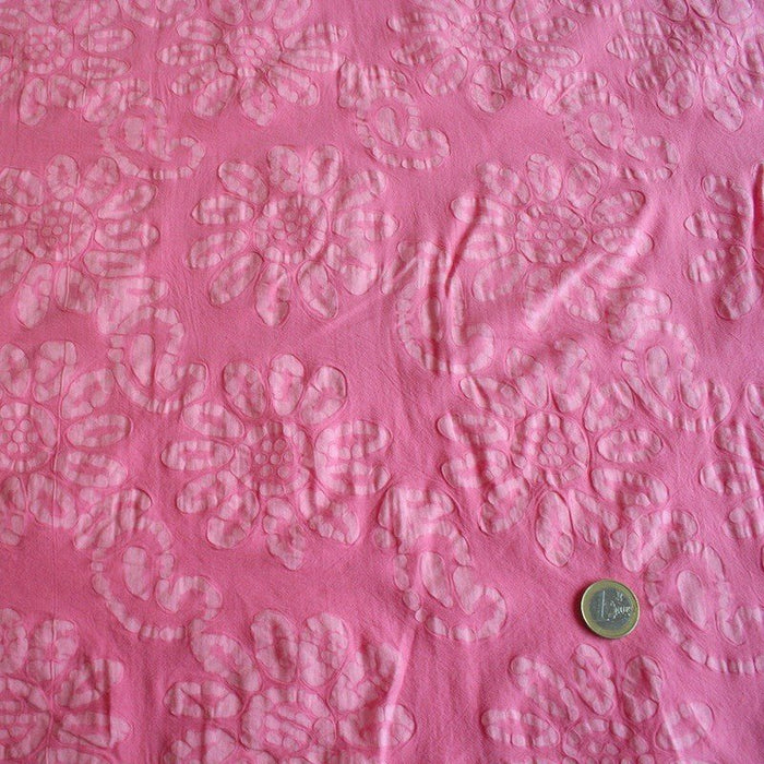 Tissu de coton batik gaufré OCÉANIE aux fleurs roses pâles, fond rose - TissusPapi.com