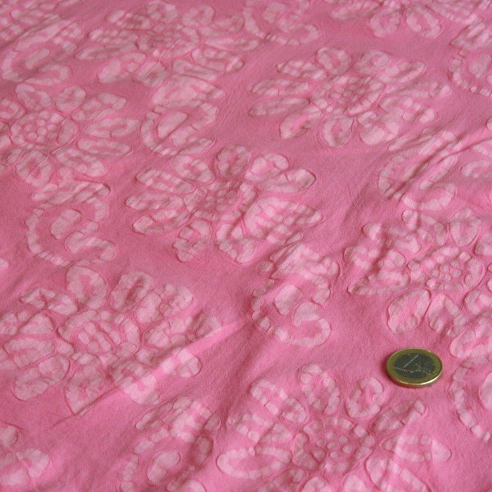 Tissu de coton batik gaufré OCÉANIE aux fleurs roses pâles, fond rose - TissusPapi.com