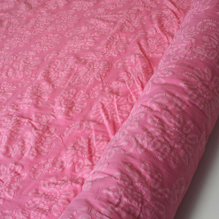 Tissu de coton batik gaufré OCÉANIE aux fleurs roses pâles, fond rose