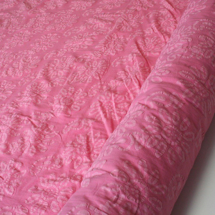 Tissu de coton batik gaufré OCÉANIE aux fleurs roses pâles, fond rose - TissusPapi.com
