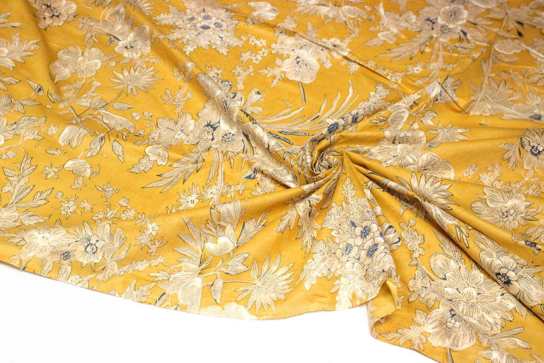 Quand les Indiennes illuminent vos créations : l'élégance du jaune safran et des fleurs écrues et bleues - TissusPapi.com