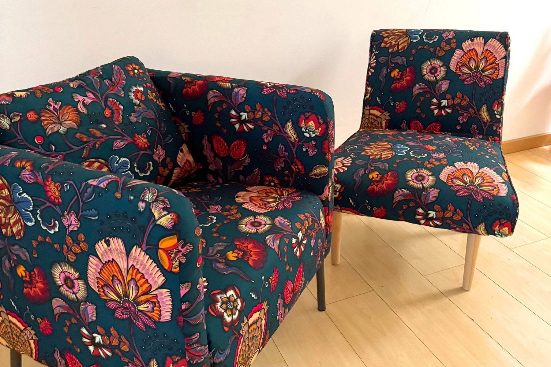 La métamorphose de deux fauteuils grâce à un tissu d'éditeur d'exception - TissusPapi.com