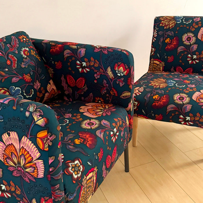 La métamorphose de deux fauteuils grâce à un tissu d'éditeur d'exception