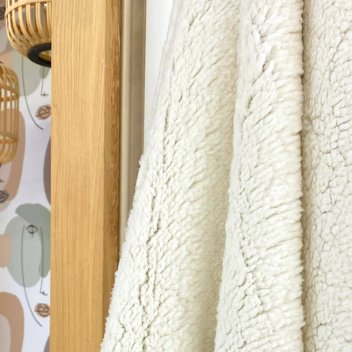 Idée couture : une couverture tissu sherpa mouton et double gaze de coton, recto verso, le combo de la douceur !
