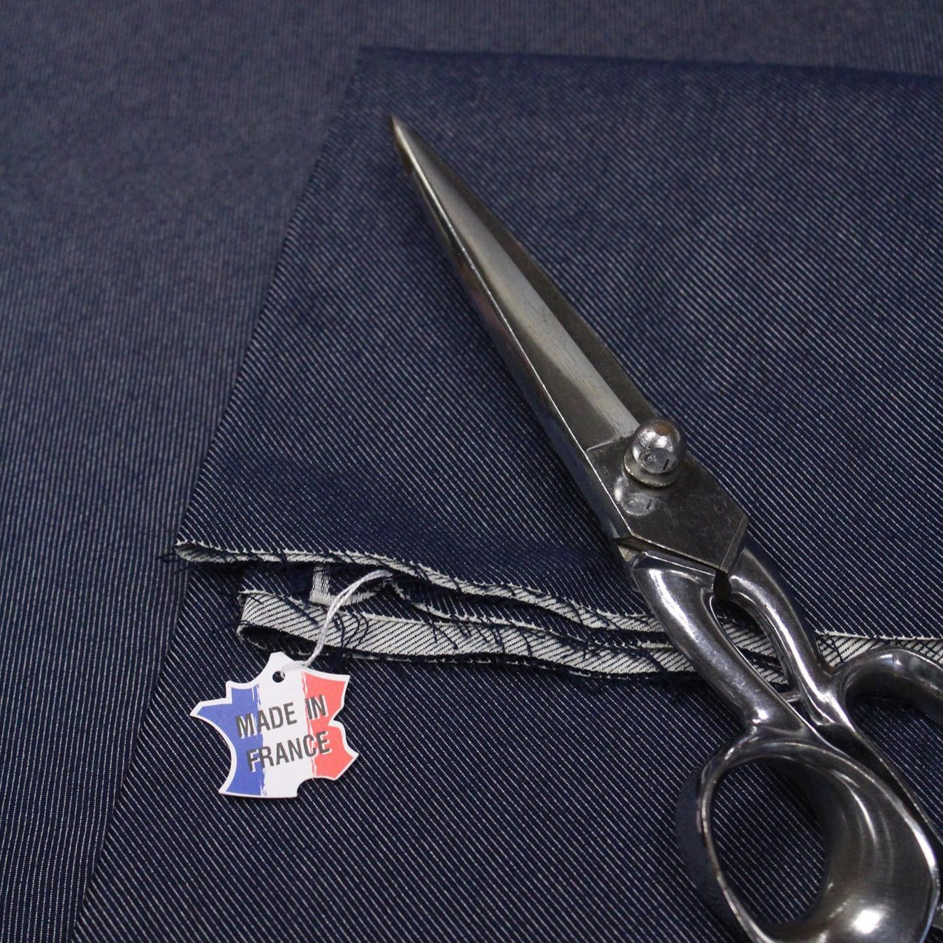 Tissu jean brut bleu foncé au mètre pour pantalon ou veste - qualité made in France