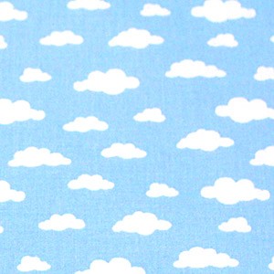Tissu coton avec nuages allongés dans ciel bleu clair