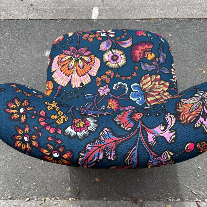 Tissu demi natté INDIENNES fleuri 100% coton, fond bleu pétrole - Collection Thevenon - TissusPapi.com