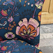 Tissu demi natté INDIENNES fleuri 100% coton, fond bleu pétrole - Collection Thevenon - TissusPapi.com