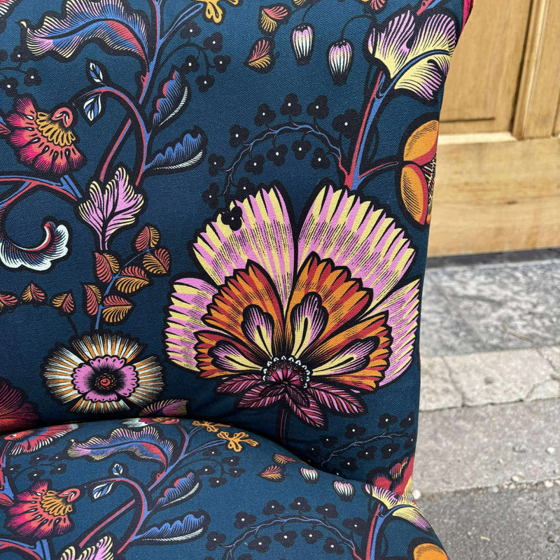 Tissu demi natté INDIENNES fleuri 100% coton, fond bleu pétrole - Collection Thevenon - TissusPapi.com