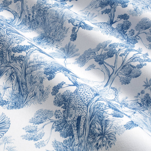 Tissu Toile de Jouy moderne bleue, forêt tropicale, singes et léopards - COLLECTION ANIMALIA, par la maison Thevenon - TissusPapi.com