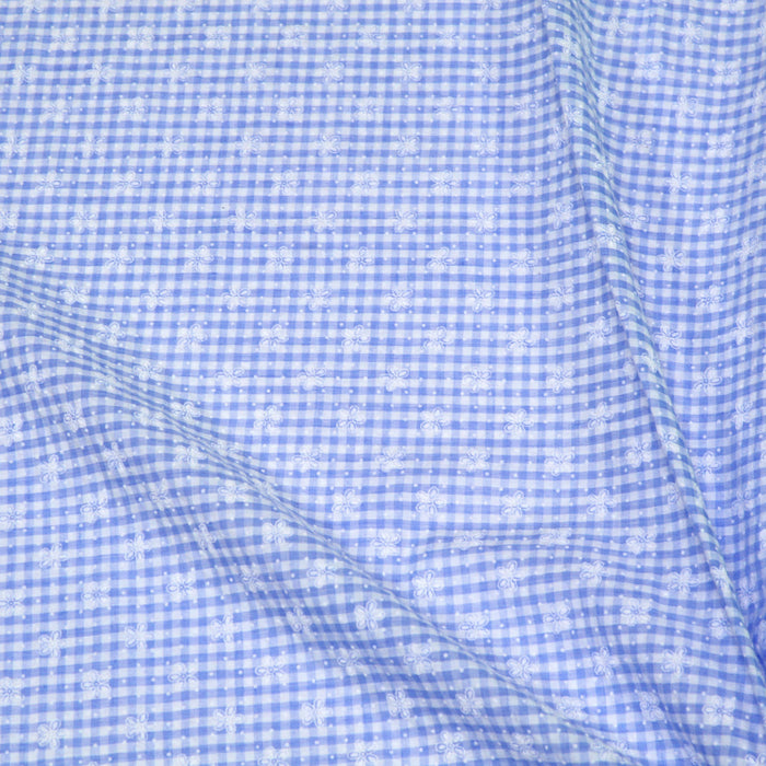 Tissu de coton Seersucker Vichy à carreaux bleu ciel et blancs 3mm et fines fleurs blanches