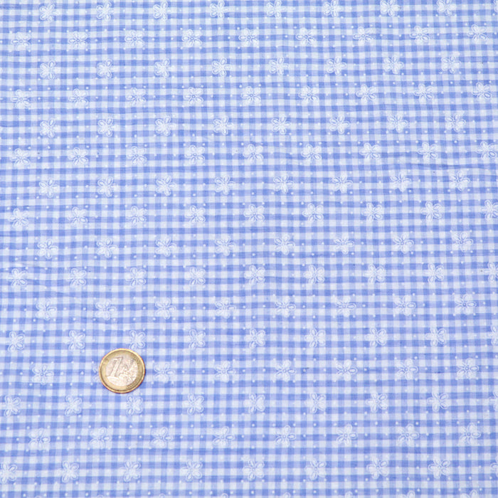 Tissu de coton Seersucker Vichy à carreaux bleu ciel et blancs 3mm et fines fleurs blanches