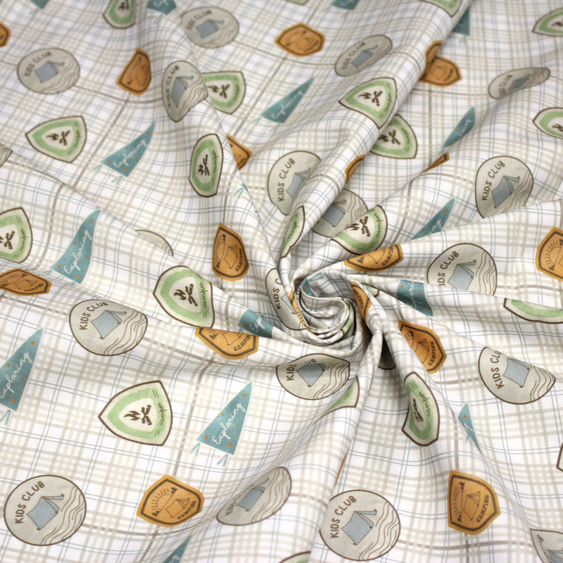Tissu cotonnade blanc, écussons KIDS CLUB & CAMPING - OEKO - TEX - TissusPapi.com