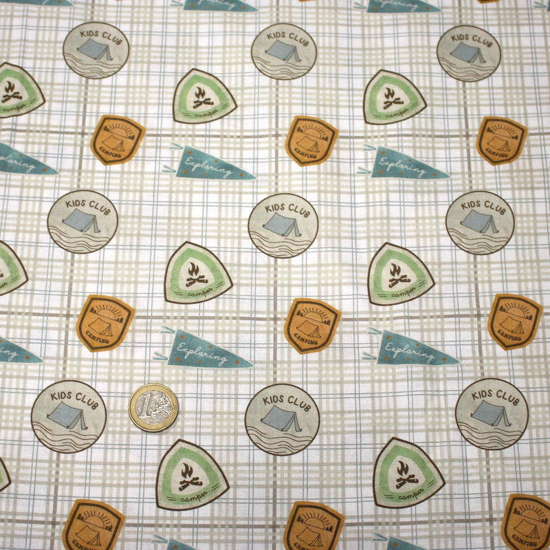Tissu cotonnade blanc, écussons KIDS CLUB & CAMPING - OEKO - TEX - TissusPapi.com
