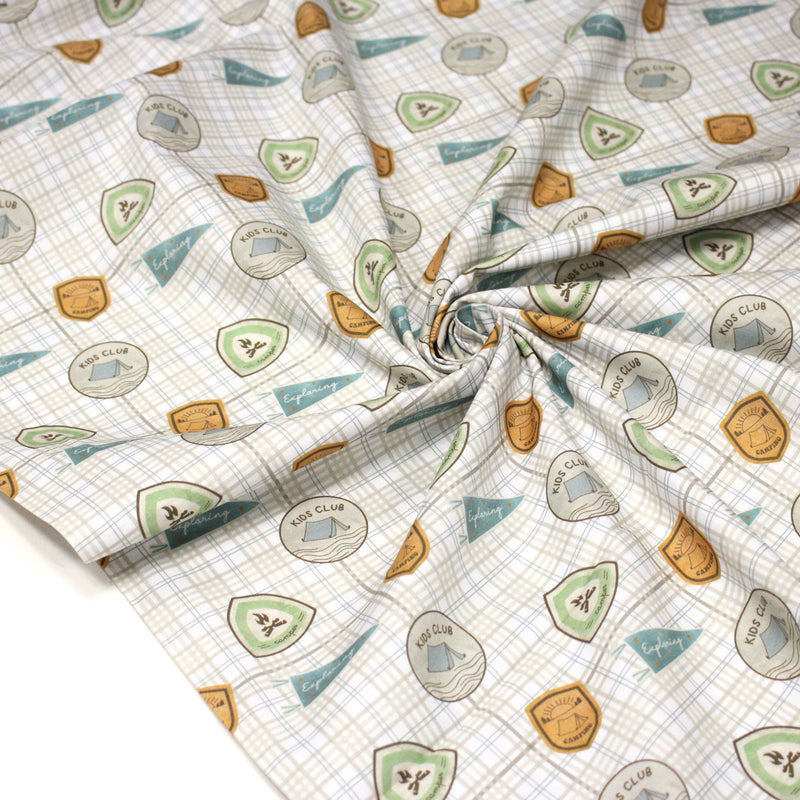 Tissu cotonnade blanc, écussons KIDS CLUB & CAMPING - OEKO - TEX - TissusPapi.com