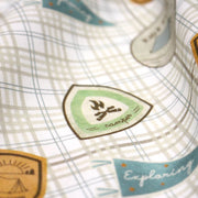 Tissu cotonnade blanc, écussons KIDS CLUB & CAMPING - OEKO - TEX - TissusPapi.com
