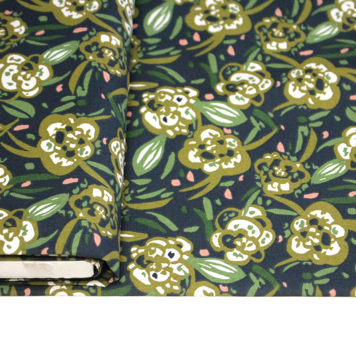 Tissu cotonnade fleuri tropical aux fleurs kaki et vertes, fond bleu marine - OEKO-TEX STANDARD 100