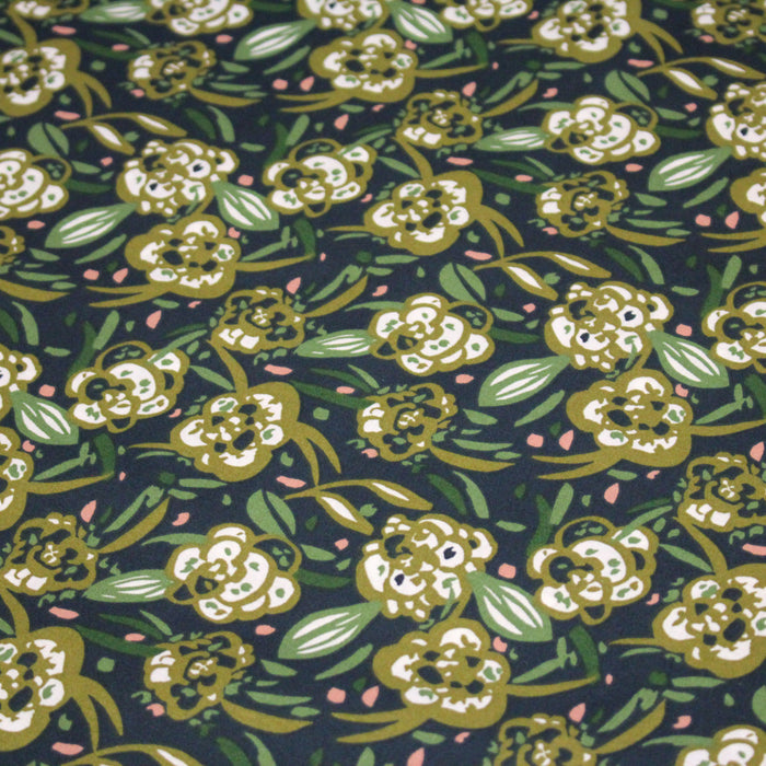 Tissu cotonnade fleuri tropical aux fleurs kaki et vertes, fond bleu marine - OEKO-TEX STANDARD 100