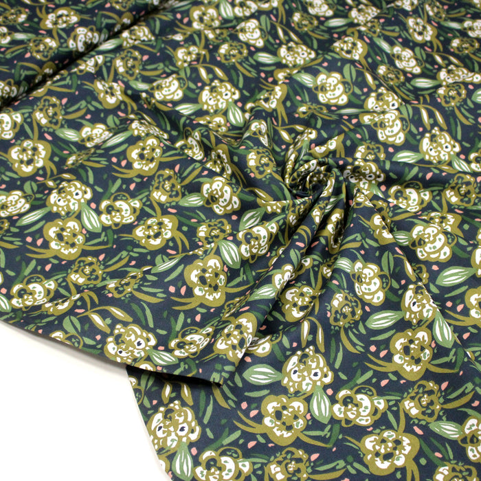 Tissu cotonnade fleuri tropical aux fleurs kaki et vertes, fond bleu marine - OEKO-TEX STANDARD 100