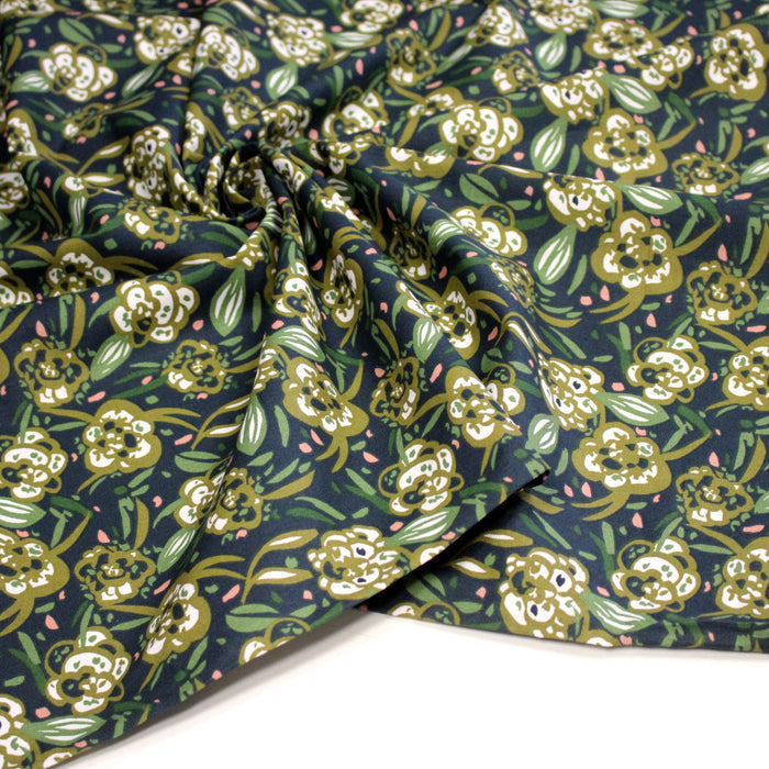 Tissu cotonnade fleuri tropical aux fleurs kaki et vertes, fond bleu marine - OEKO-TEX STANDARD 100