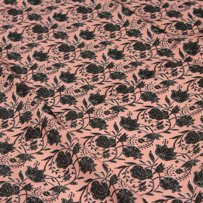 Tissu cotonnade motif fleuri indien noir et blanc, fond rose - COLLECTION KALAMKARI