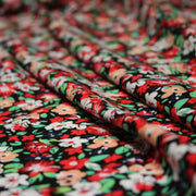 Tissu Viscose fluide fleuri rouge blanc vert et corail - TissusPapi.com