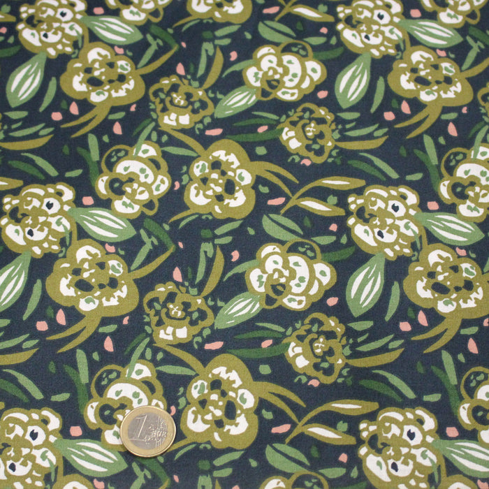 Tissu cotonnade fleuri tropical aux fleurs kaki et vertes, fond bleu marine - OEKO-TEX STANDARD 100