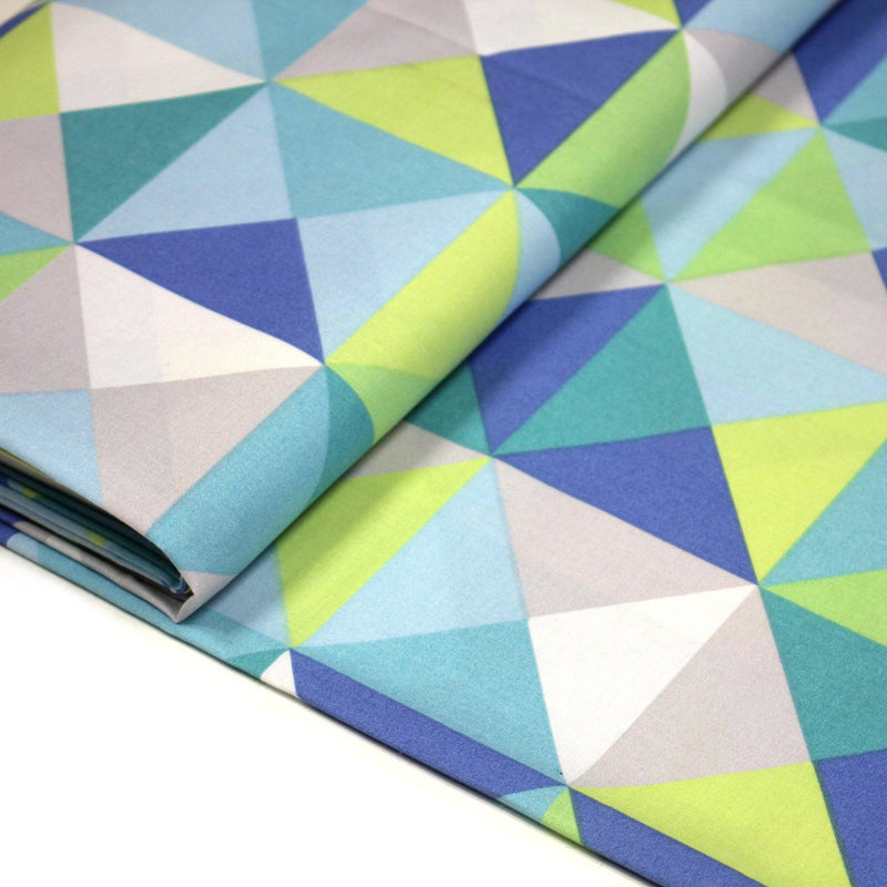 Tissu cotonnade aux triangles scandinaves verts et bleus - TissusPapi.com