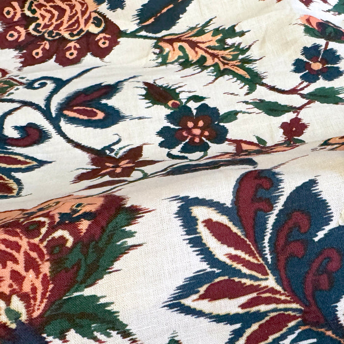 Tissu coton jacquard INDIENNES écru aux fleurs bleues, vertes, corail et bordeaux - Fabrication italienne - TissusPapi.com