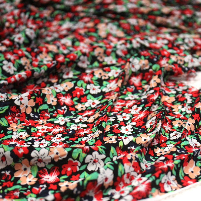 Tissu Viscose fluide fleuri rouge blanc vert et corail - TissusPapi.com