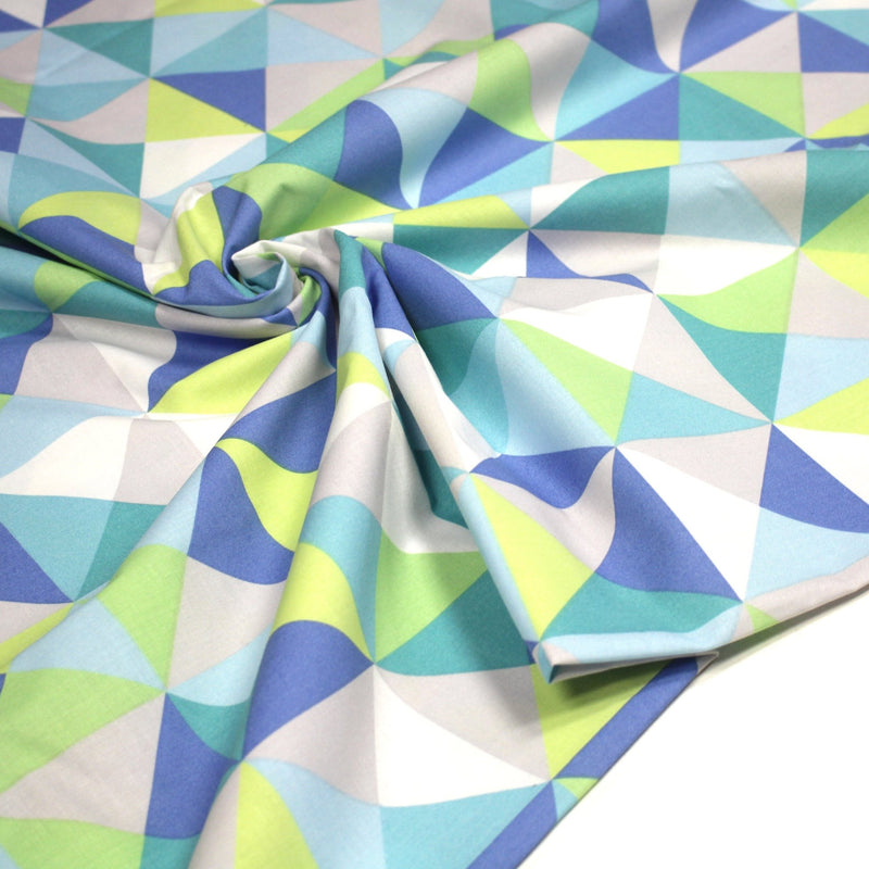 Tissu cotonnade aux triangles scandinaves verts et bleus - TissusPapi.com