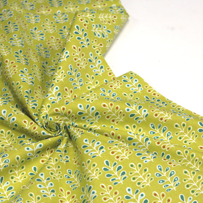 Tissu de coton aux fleurs graphiques blanches, ocres et vert canard, fond vert chartreuse - OEKO-TEX