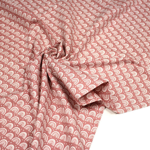 Tissu popeline coton rose indien aux arcs en ciel dessinés blancs - TissusPapi.com