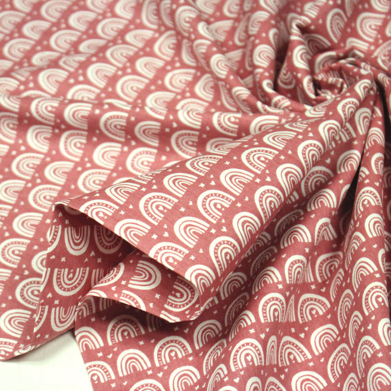 Tissu popeline coton rose indien aux arcs en ciel dessinés blancs - TissusPapi.com