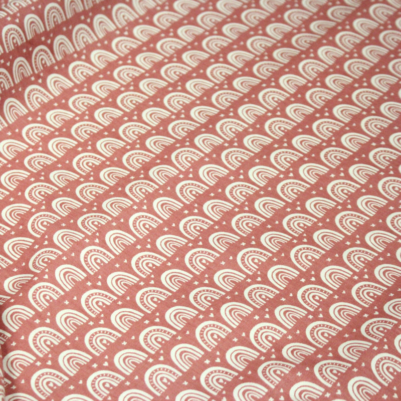 Tissu popeline coton rose indien aux arcs en ciel dessinés blancs - TissusPapi.com