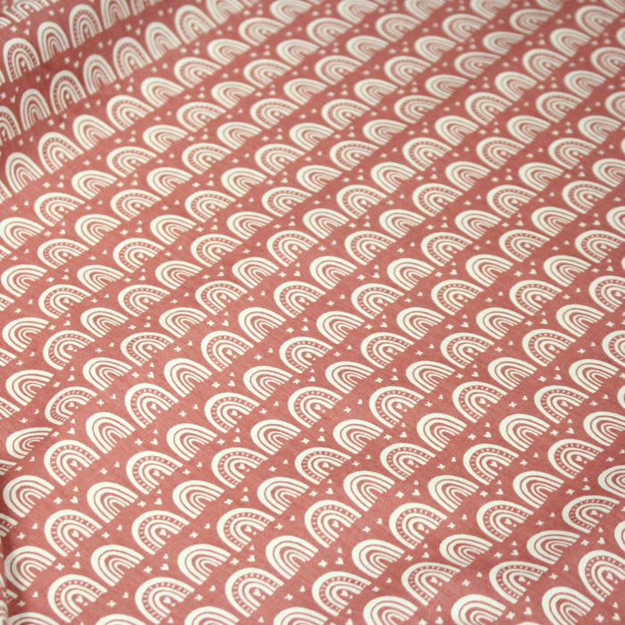 Tissu popeline coton rose indien aux arcs en ciel dessinés blancs - TissusPapi.com