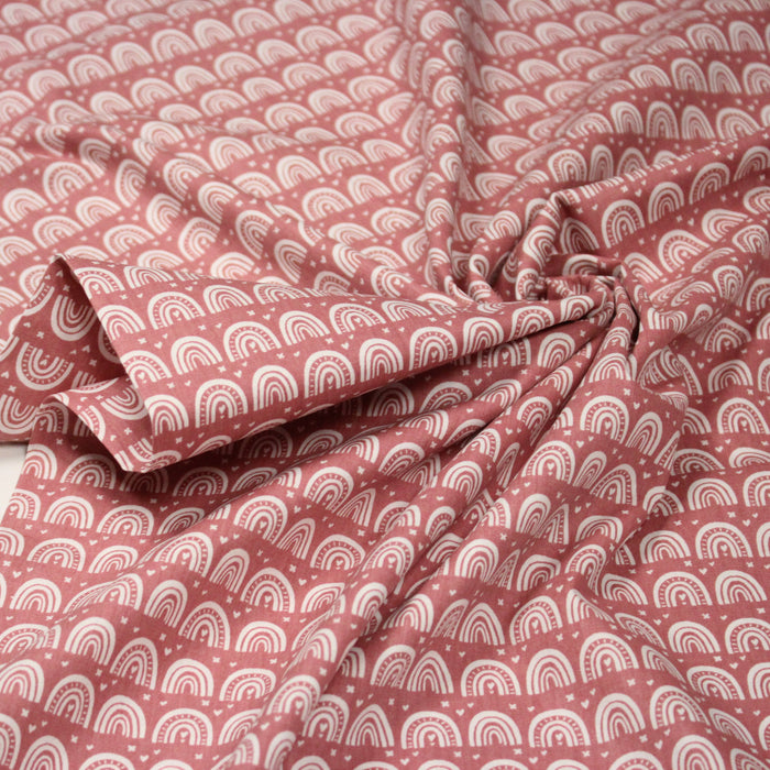Tissu popeline coton rose indien aux arcs en ciel dessinés blancs - TissusPapi.com