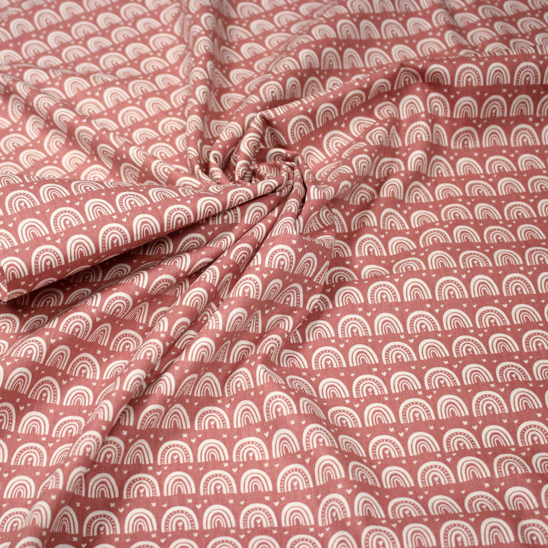 Tissu popeline coton rose indien aux arcs en ciel dessinés blancs - TissusPapi.com