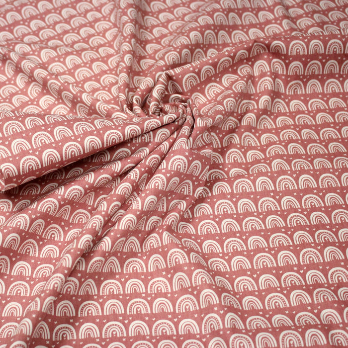 Tissu popeline coton rose indien aux arcs en ciel dessinés blancs - TissusPapi.com