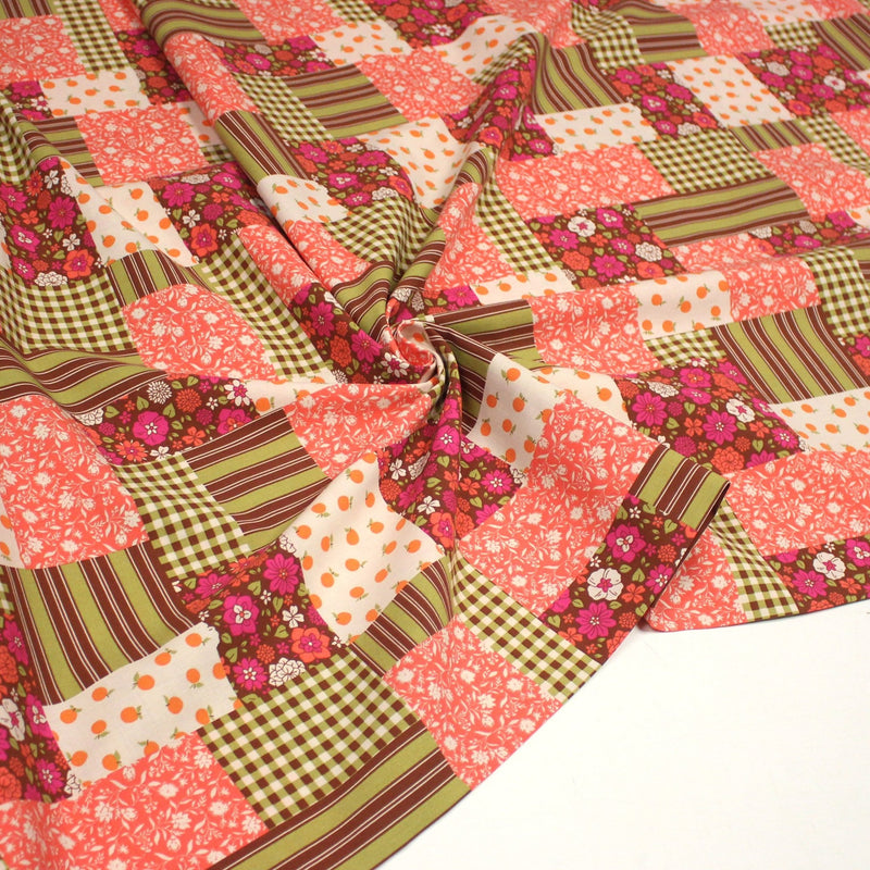 Tissu cotonnade motif patchwork imprimé floral et multicolore, tons roses, verts marrons, écrus - OEKO - TEX STANDARD 100 - TissusPapi.com