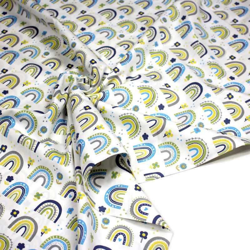 Tissu popeline coton blanc aux arcs en ciel verts bleus et jaunes - TissusPapi.com