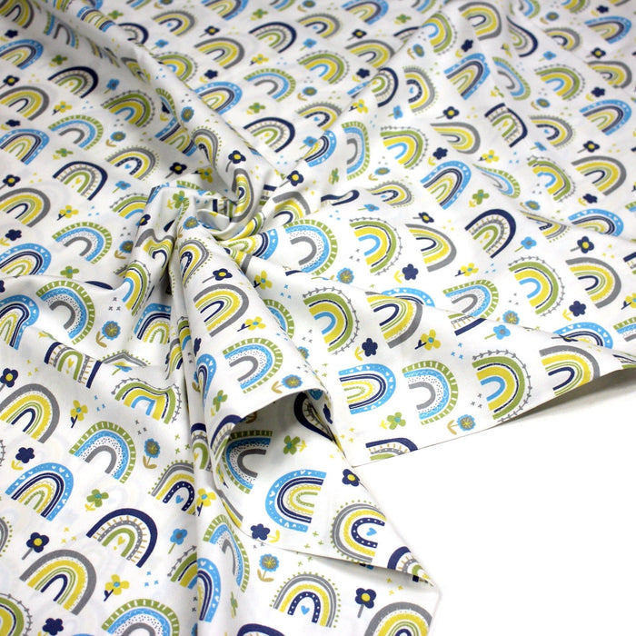 Tissu popeline coton blanc aux arcs en ciel verts bleus et jaunes - TissusPapi.com