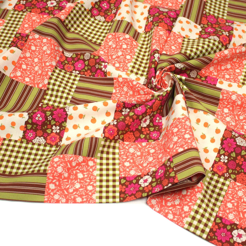 Tissu cotonnade motif patchwork imprimé floral et multicolore, tons roses, verts marrons, écrus - OEKO - TEX STANDARD 100 - TissusPapi.com