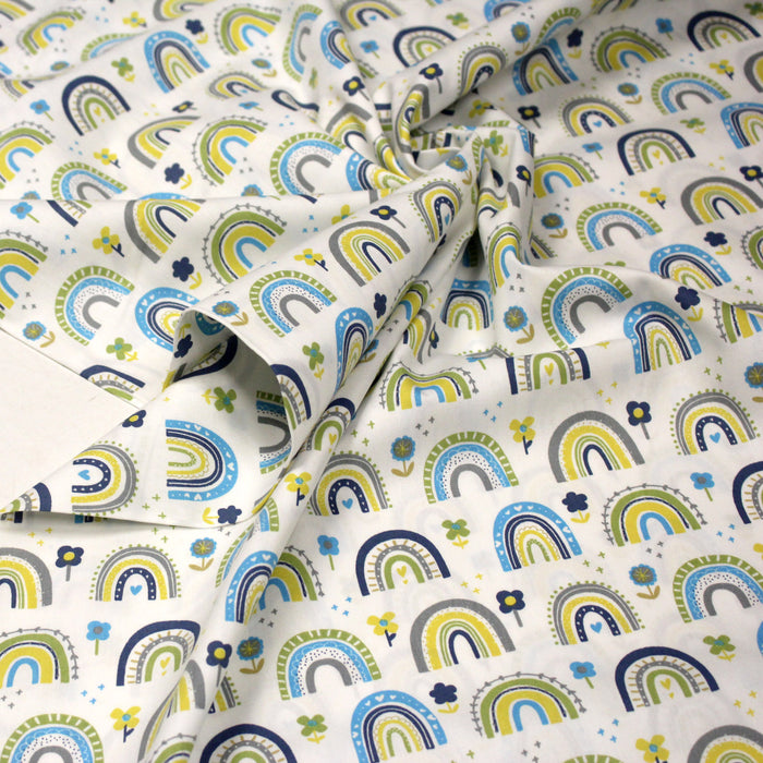 Tissu popeline coton blanc aux arcs en ciel verts bleus et jaunes - TissusPapi.com
