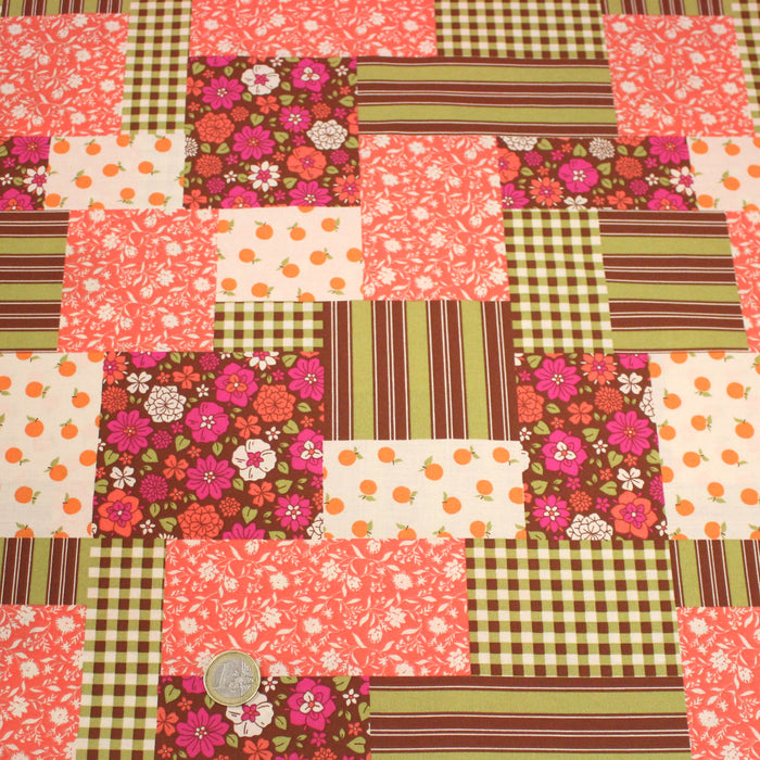 Tissu cotonnade motif patchwork imprimé floral et multicolore, tons roses, verts marrons, écrus - OEKO-TEX STANDARD 100