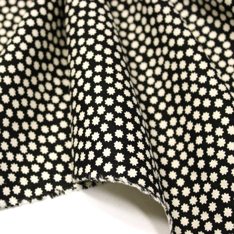 Tissu coton demi natté noir, fleurs géométriques écrues - MADE IN JAPAN - FABRICATION JAPONAISE - TissusPapi.com