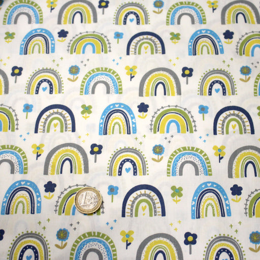 Tissu popeline coton blanc aux arcs en ciel verts bleus et jaunes - TissusPapi.com