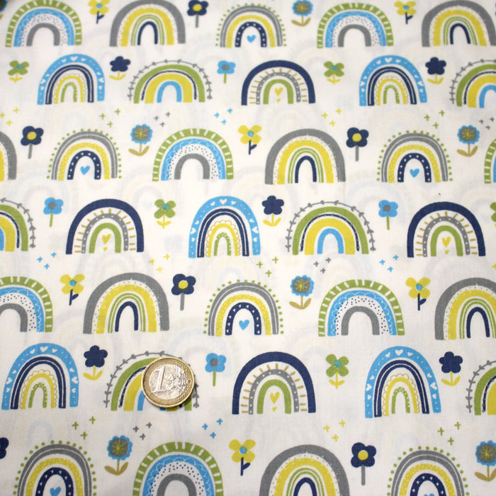 Tissu popeline coton blanc aux arcs en ciel verts bleus et jaunes - TissusPapi.com