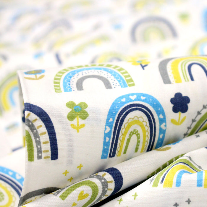 Tissu popeline coton blanc aux arcs en ciel verts bleus et jaunes - TissusPapi.com